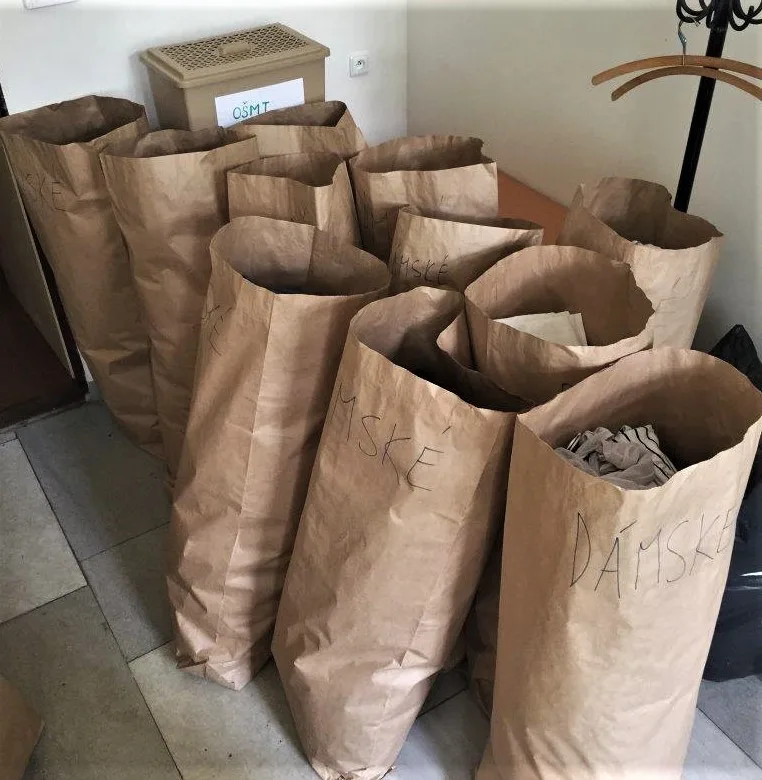 Úředníci z města uklidili své šatníky a naplnili humanitární sklad Diecézní charity Plzeň