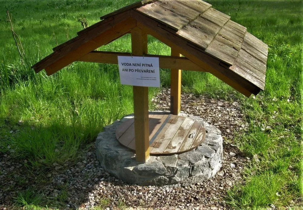 Cedule umístěná na studánce dává jednoznačnou informaci