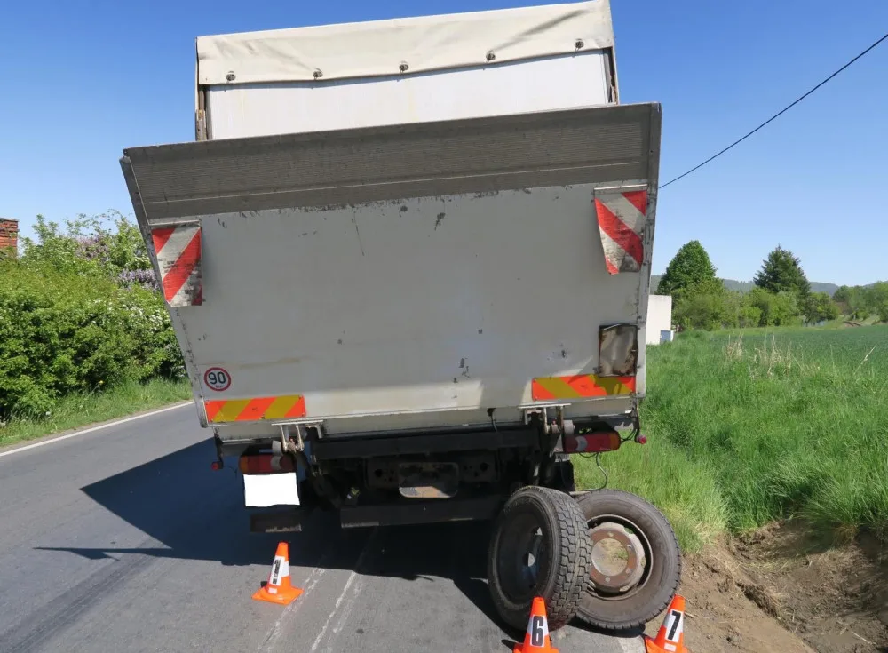 Nákladní automobil přišel za jízdy o dvě špatně zajištěná kola