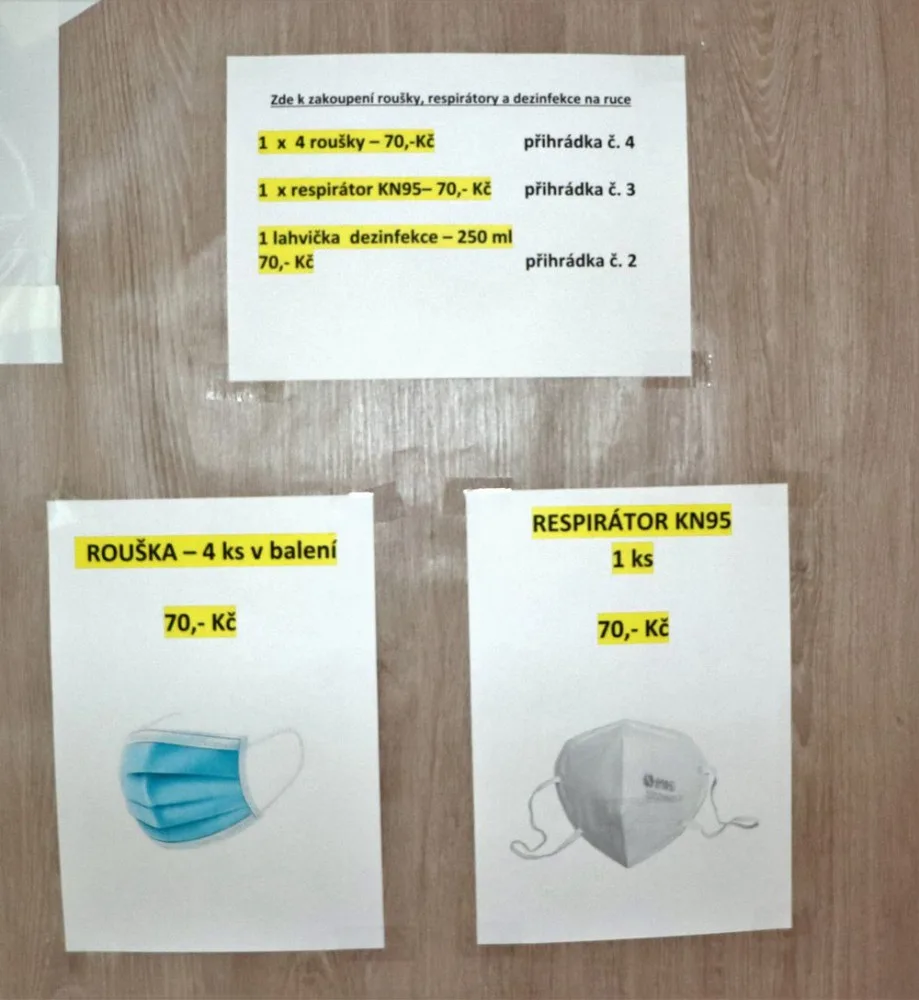 Radnice na Slovanech instalovala automat na roušky, respirátory a dezinfekci, zájem je značný