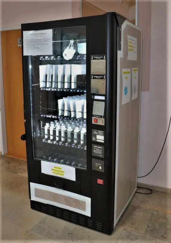 Radnice na Slovanech instalovala automat na roušky, respirátory a dezinfekci, zájem je značný