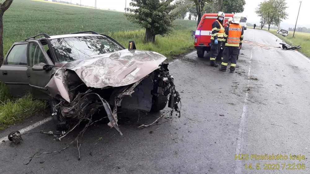 Na silnici se srazily dva osobní automobily
