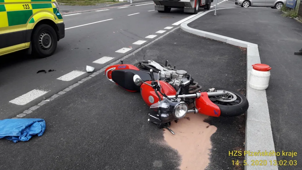 Motorkář jedoucí po hlavní ulici nedostal přednost od osobního automobilu