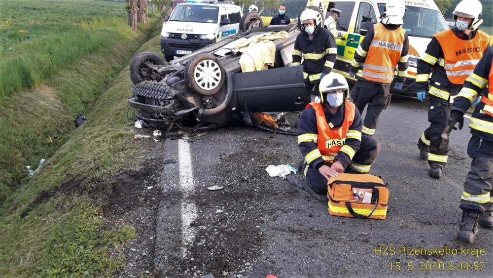 Auto se po karambolu převrátilo na střechu