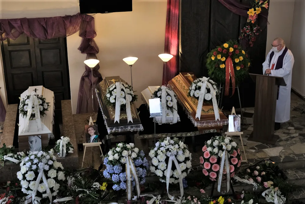 Ve smuteční síni byly vedle sebe čtyři rakve s obětmi tragické nehody