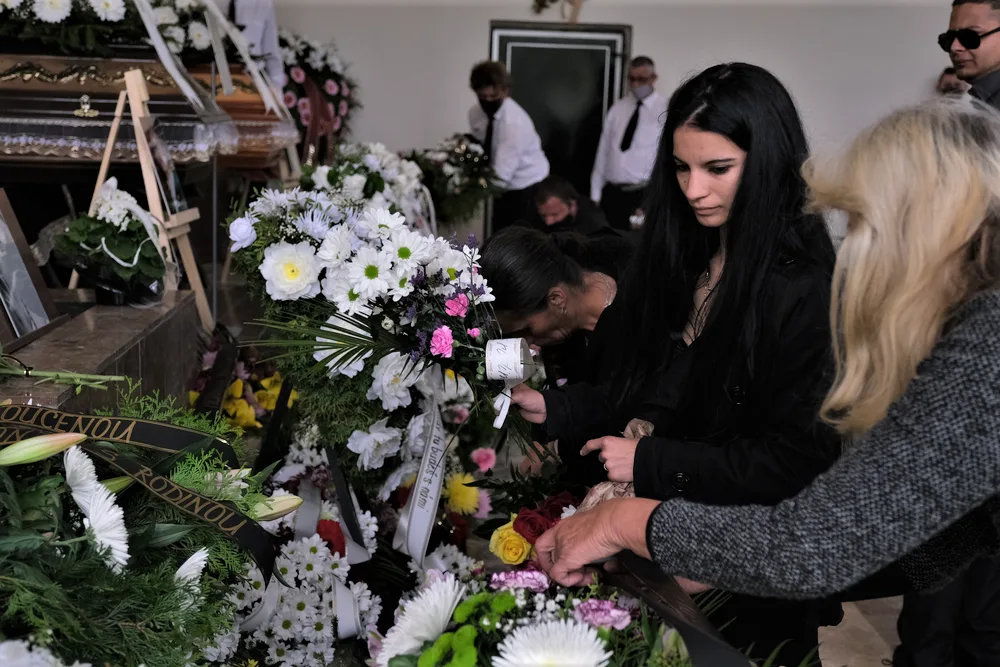 Slzy, pláč a smutek, lidé se loučili se čtyřmi obětmi tragické nehody na přejezdu