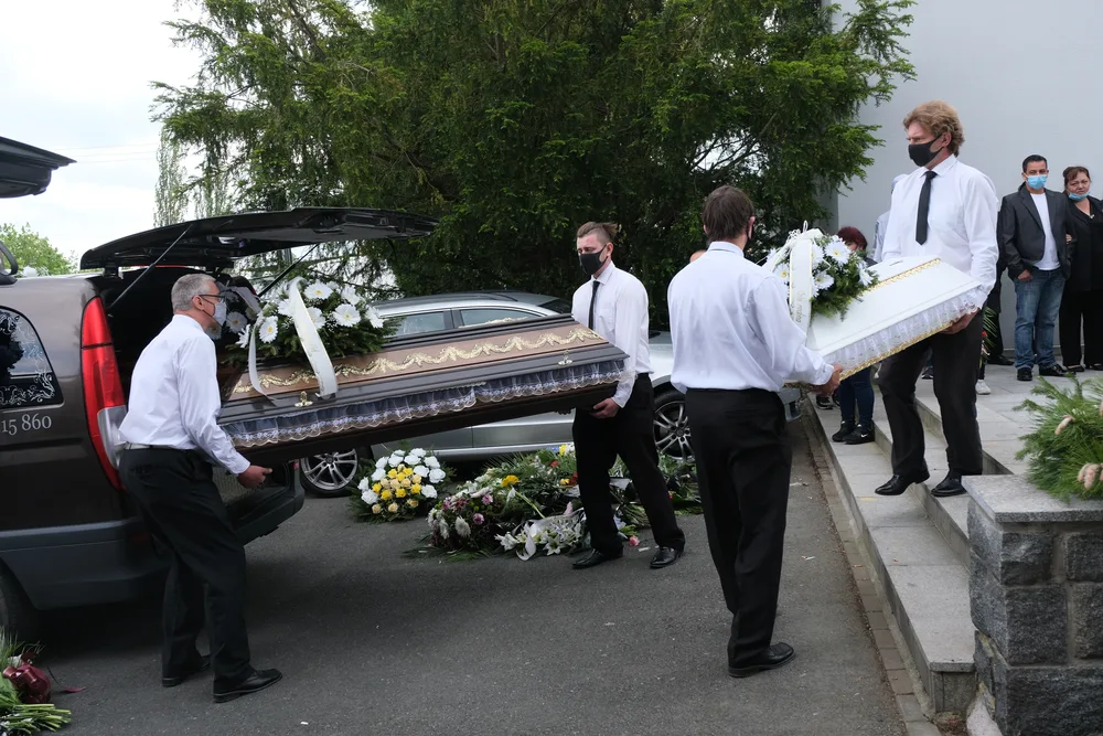 Slzy, pláč a smutek, lidé se loučili se čtyřmi obětmi tragické nehody na přejezdu