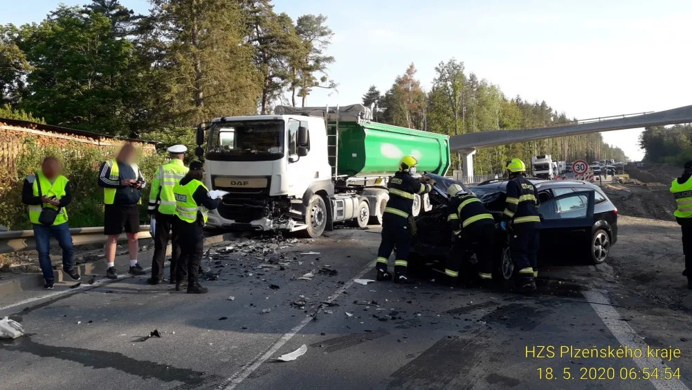 Osobák se střetl s náklaďákem těsně před nově budovanou lávkou u Kamenného rybníka