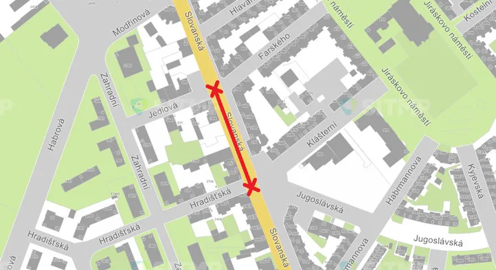 Opravy na Slovanské třídě probíhají v červeněn vyznačeném úseku křižovatek Jedlová – Hradišťská