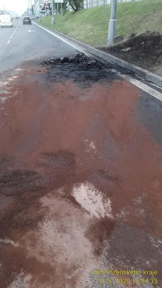 Požár auta zcela téměř zastavil dopravu v Plzni