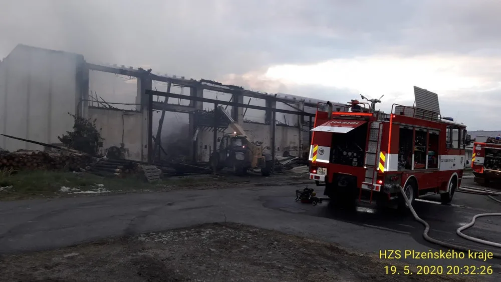 Hasiči zasahují u požáru zemědělského objektu v Plánici na Klatovsku