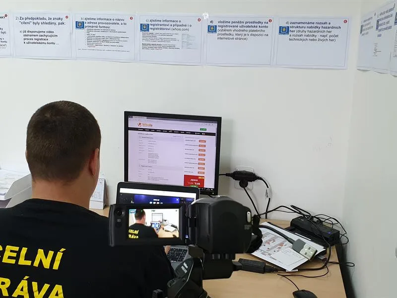 Celníci pátrají na internetu po nelegálních hazardních hernách