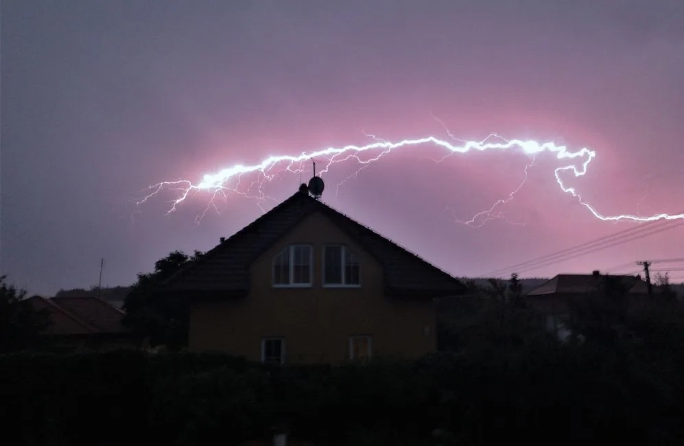 Jižní část Plzeňského kraje mají dnes odpoledne a večer zasáhnout bouřky a přívalové lijáky