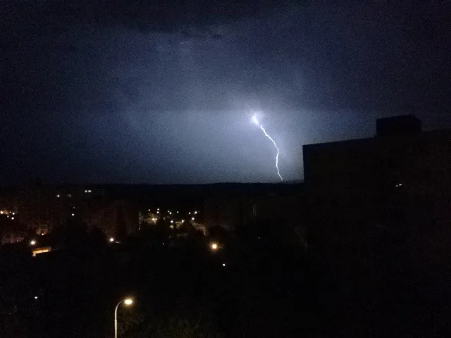Jižní část Plzeňského kraje mají dnes odpoledne a večer zasáhnout bouřky a přívalové lijáky