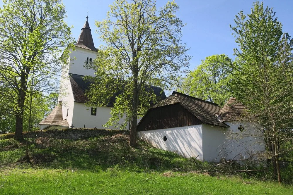 Malebný kostel na Mouřenci se nachází nad Annínem
