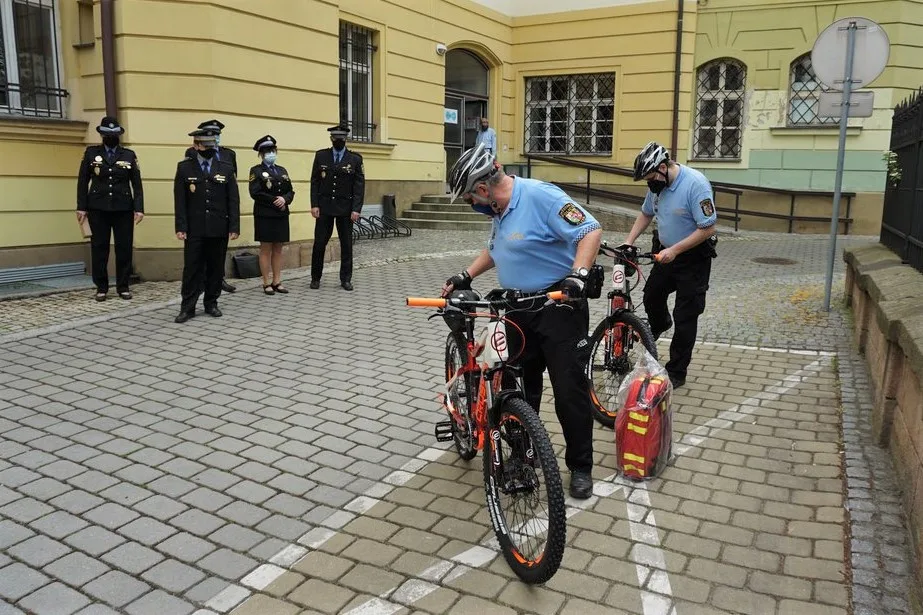 Strážníci si elektrokola ve své výbavě pochvalují