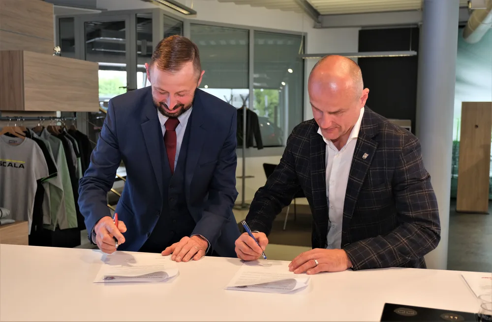 Jan Šmucler a Martin Straka při podpisu partnerské smlouvy