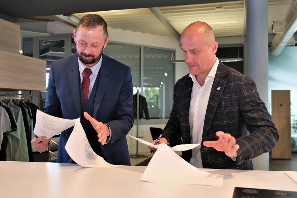 Jan Šmucler a Martin Straka při podpisu partnerské smlouvy