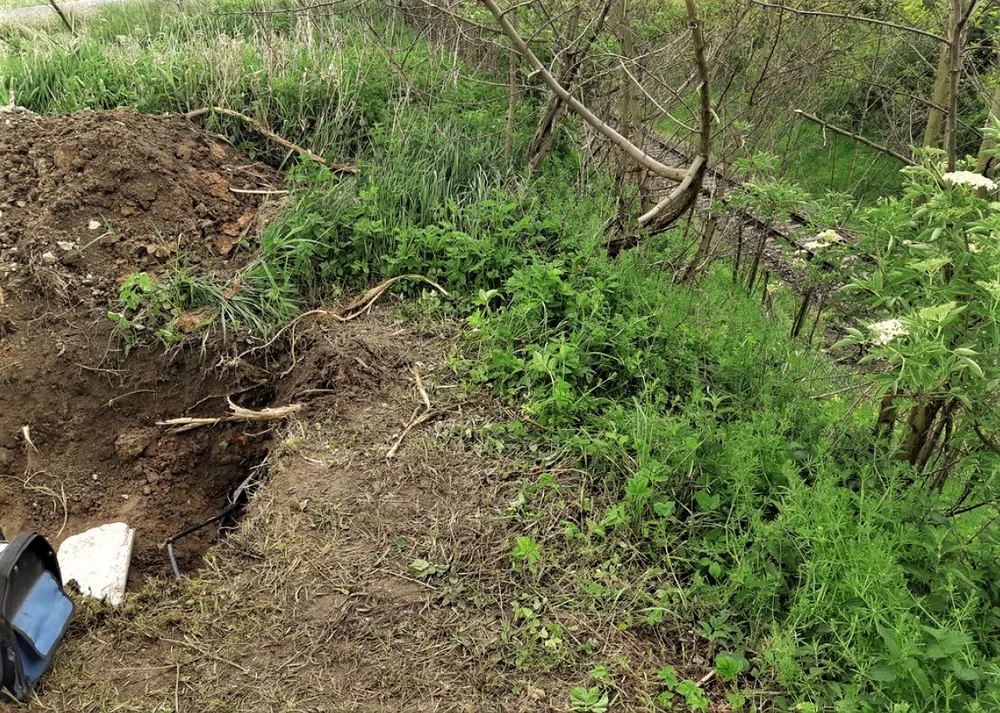 Na tomto místě překopl bagrista kabel, a vyřadil tak z provozu signalizační zařízení na dvou přejezdech