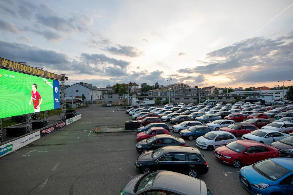Autokino zaplnili fanoušci FC Viktoria Plzeň do posledního místečka
