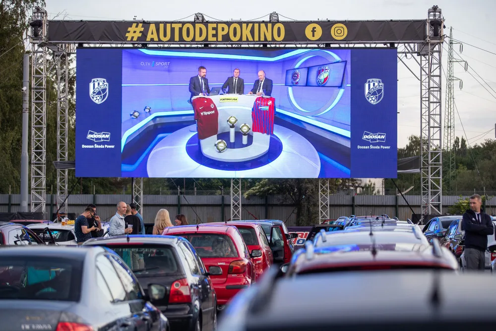 Fanoušky Viktorky nadchlo sledování zápasu v autokině zaplněném do posledního místa