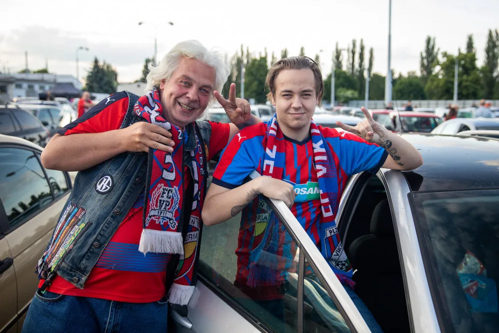 Fanoušky Viktorky nadchlo sledování zápasu v autokině zaplněném do posledního místa