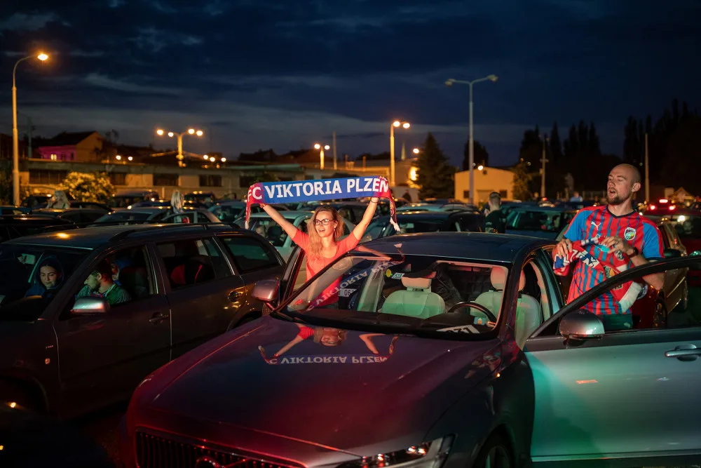 Fanoušky Viktorky nadchlo sledování zápasu v autokině zaplněném do posledního místa