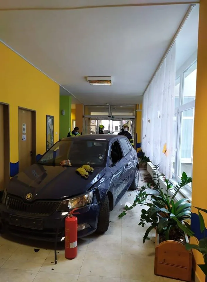 Vůz najel do domu s pečovatelskou službou, zraněná je klientka (93)