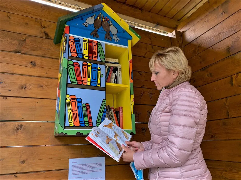 V Železné Rudě mají veřejné knihobudky plné knížek k bezplatnému vypůjčení