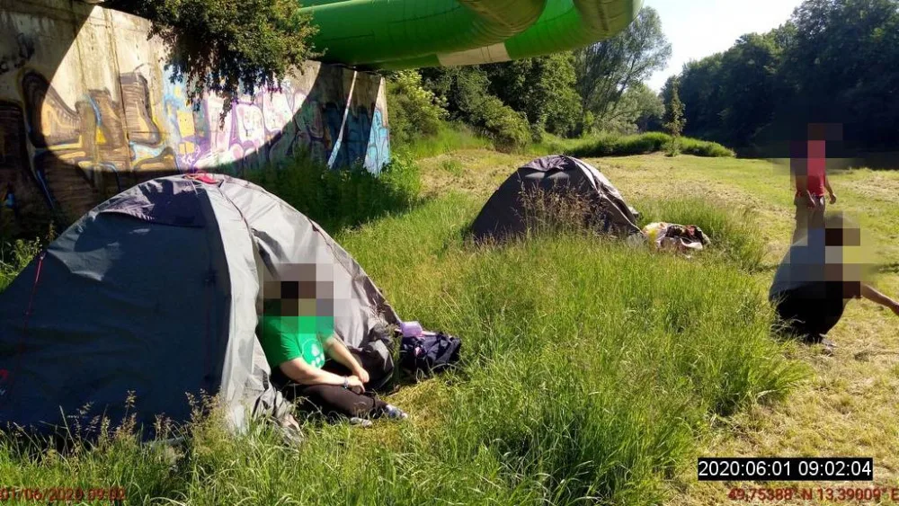 dívku nalezli mezi bezdomovci