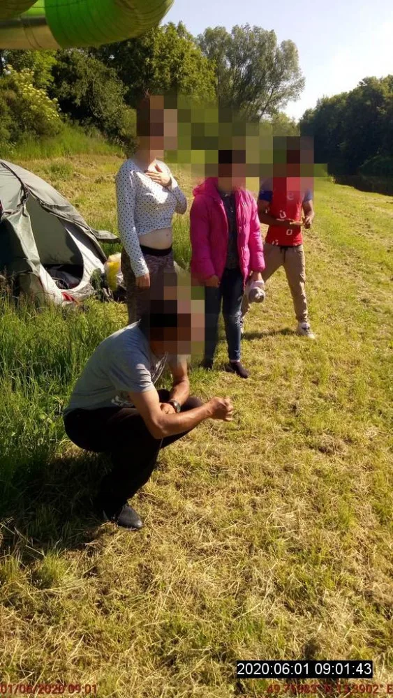 dívku nalezli mezi bezdomovci
