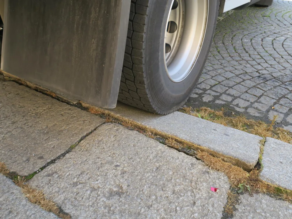 Příliš těžký náklaďák vjel i přes zákaz na domažlické náměstí, poškodil tam obrubníky