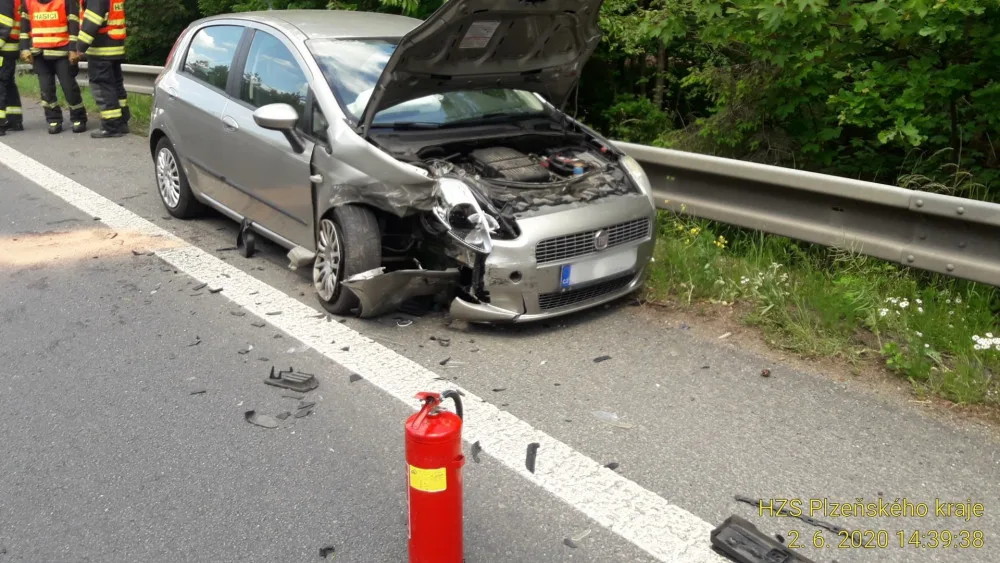 Hlavní tah z Plzně na Budějovice ochromila srážka dvou osobáků, čtyři lidé se zranili
