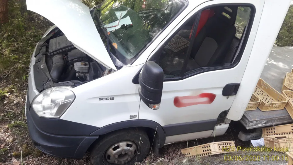 Pečivo se rozlétalo z havarované dodávky široko daleko, řidič vyvázl s lehkým zraněním