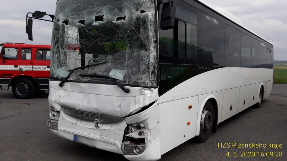 Autobus má zničenou přední část