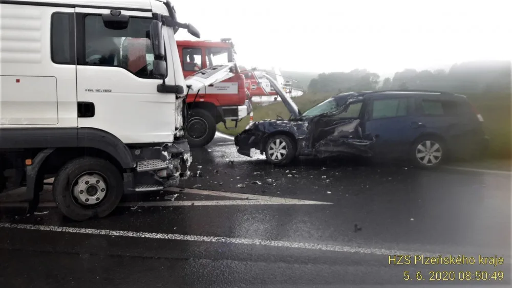 Řidič (81) nákladního automobilu nedal přednost a způsobil těžkou nehodu