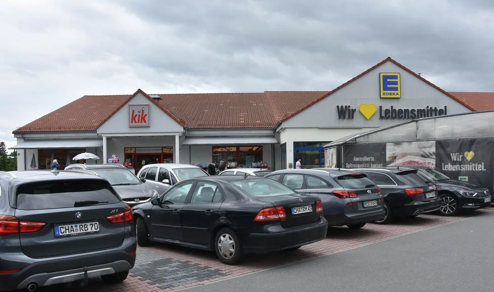 Před supermarkety ve Furthu parkovaly jen německé vozy