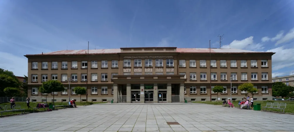 20. základní škola v Plzni v Brojově ulici přistavuje celé čtvrté patro