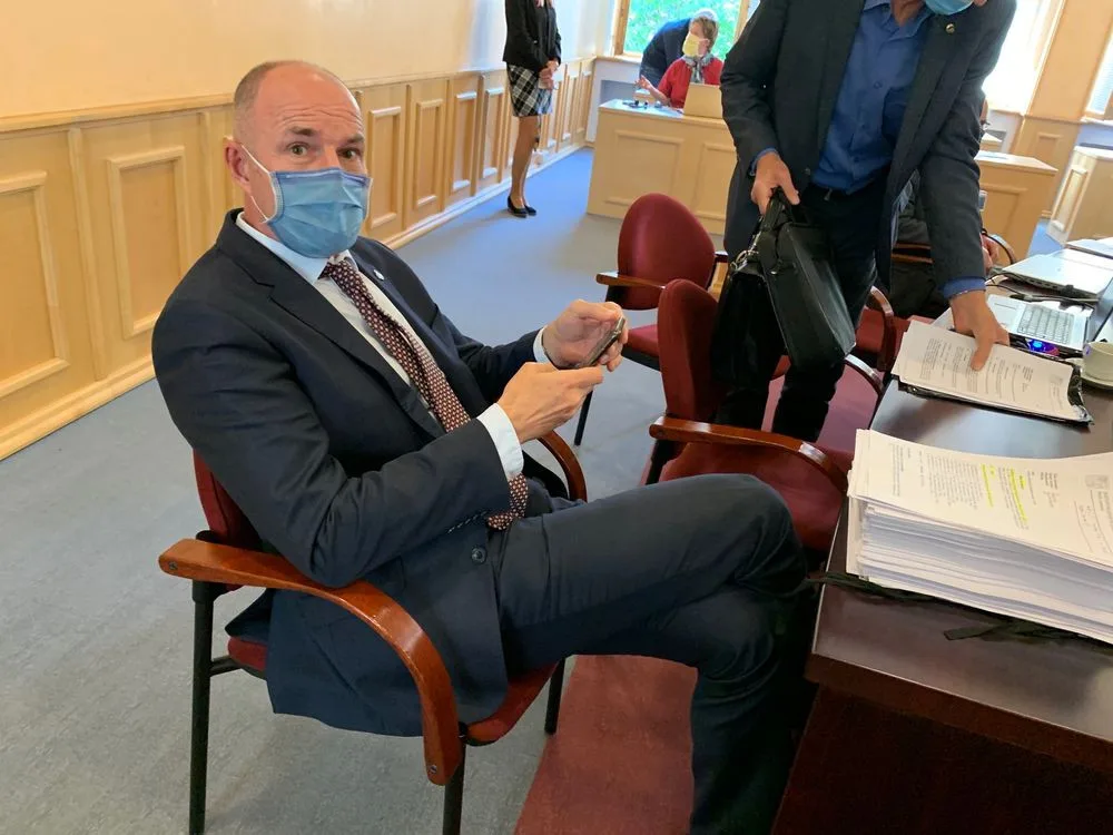 Nově sedí Josef Bernard v poslední řadě mezi zastupiteli kraje