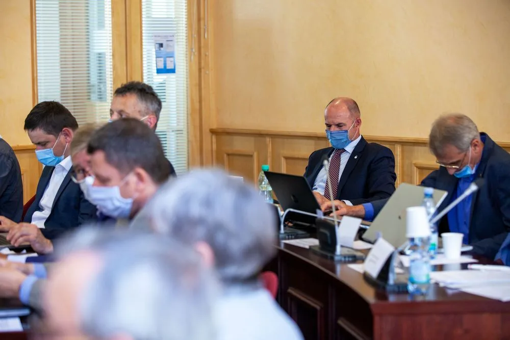 Nově sedí Josef Bernard v poslední řadě mezi zastupiteli kraje