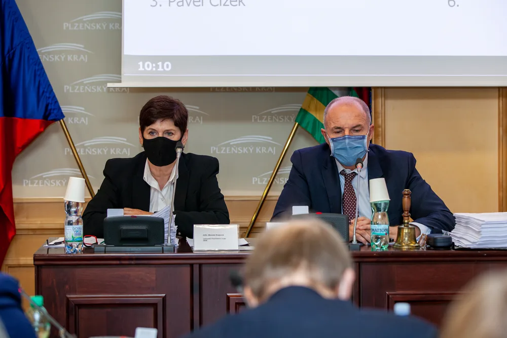 Josef Bernard těsně před svým odvoláním z funkce hejtmana. Vedle sedí náměstkyně Marcela Krejsová (ODS), na kterou přešly pravomoci odvolaného hejtmana