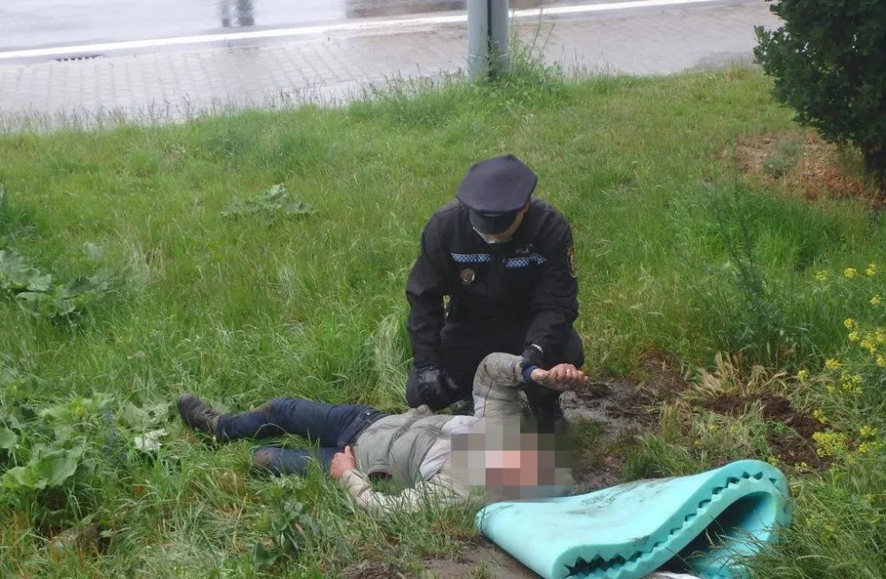 Dramatický vývoj běžné kontroly, bezdomovec dostal epileptický záchvat