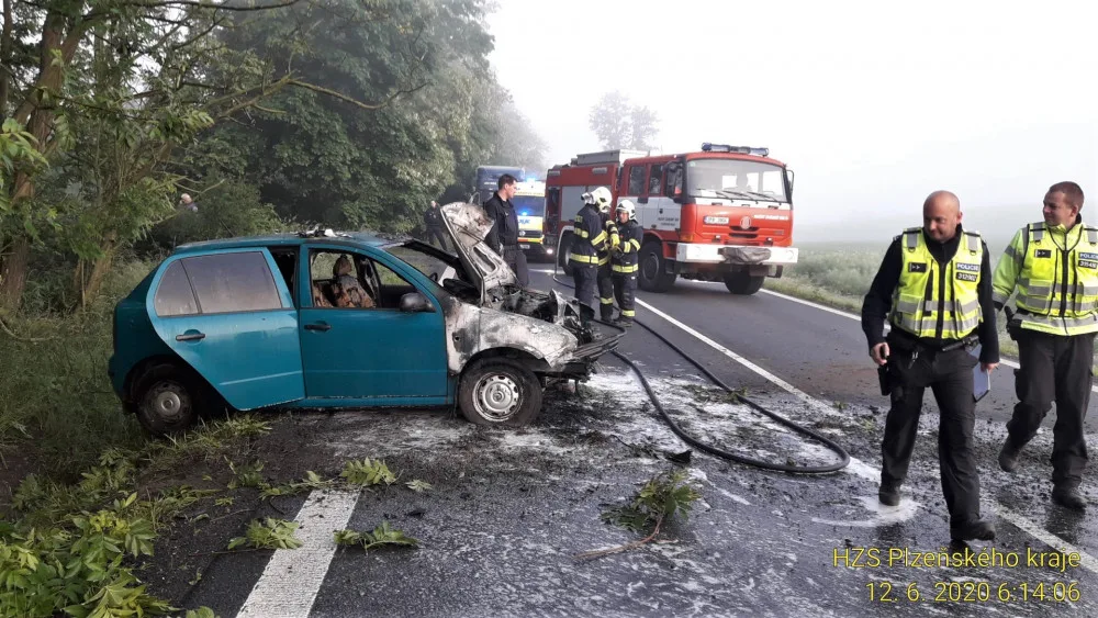 Automobil na Domažlicku začal po nehodě hořet
