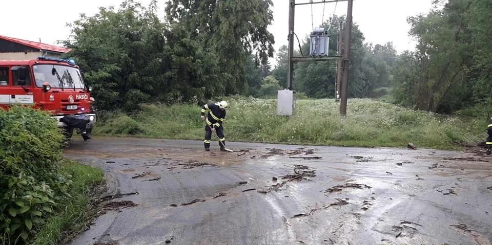 Lijáky se přehnaly i Plzeňským krajem, voda zatopila domy a silnice