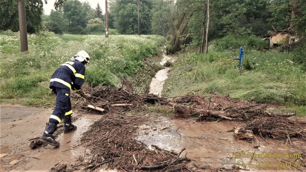 Hasiči odstraňují následky přívalových lijáků
