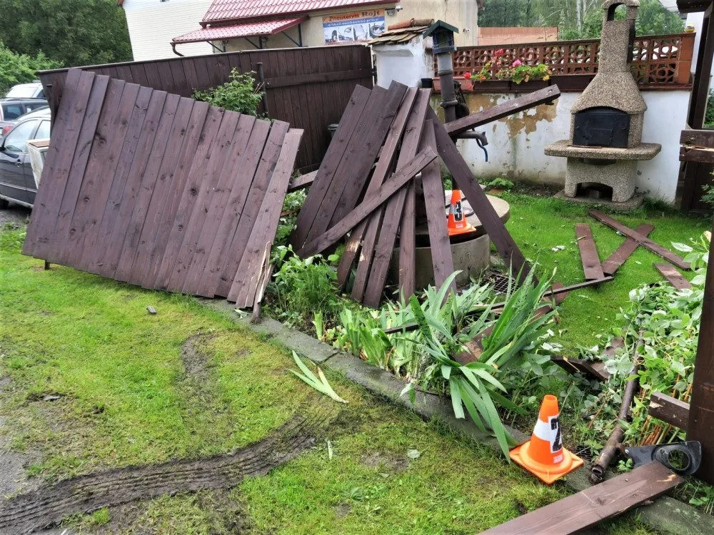 Řidička při nehodě zničila plot i studnu