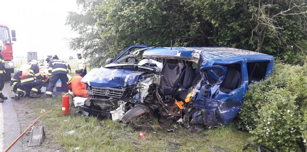 Při srážce dodávky s kamionem se zranilo sedm lidí, jedna spolujezdkyně nepřežila