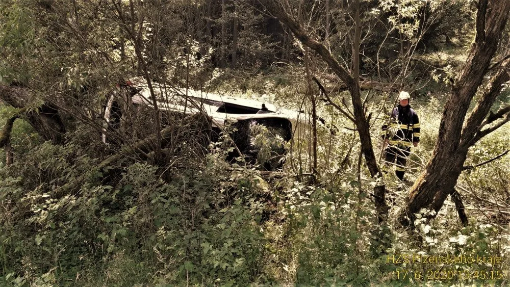 Auto veletělo ze silnice a převrátilo se na bok