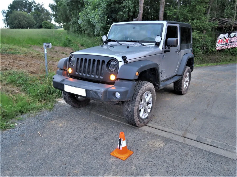 Jeep vjel na přejezd kde blikala červená světla, střet s vlakem se obešel bez zranění