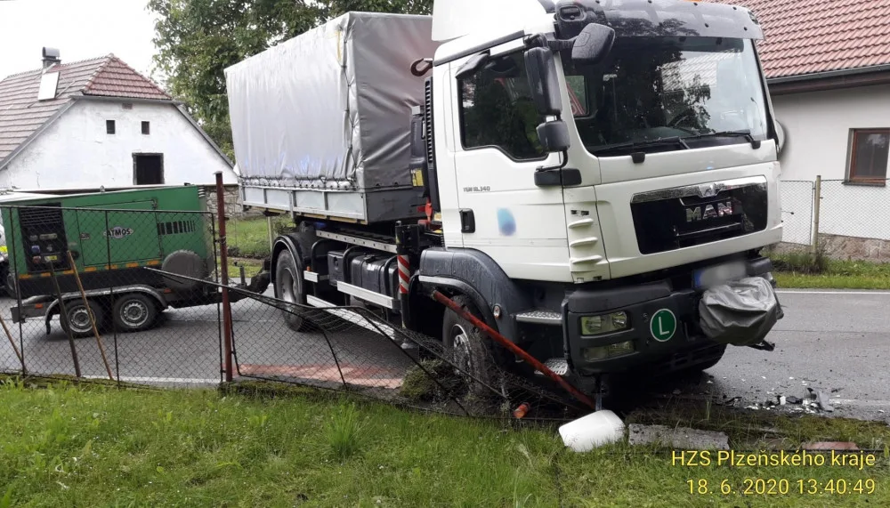 Řidič tohoto kamionu doplatil na riskantní jízdu nezodpovědného kolegy
